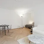 623 Mont - Superb In